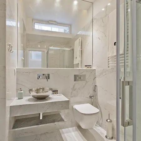 Bmyguest - Exclusive Downtown Apartment *